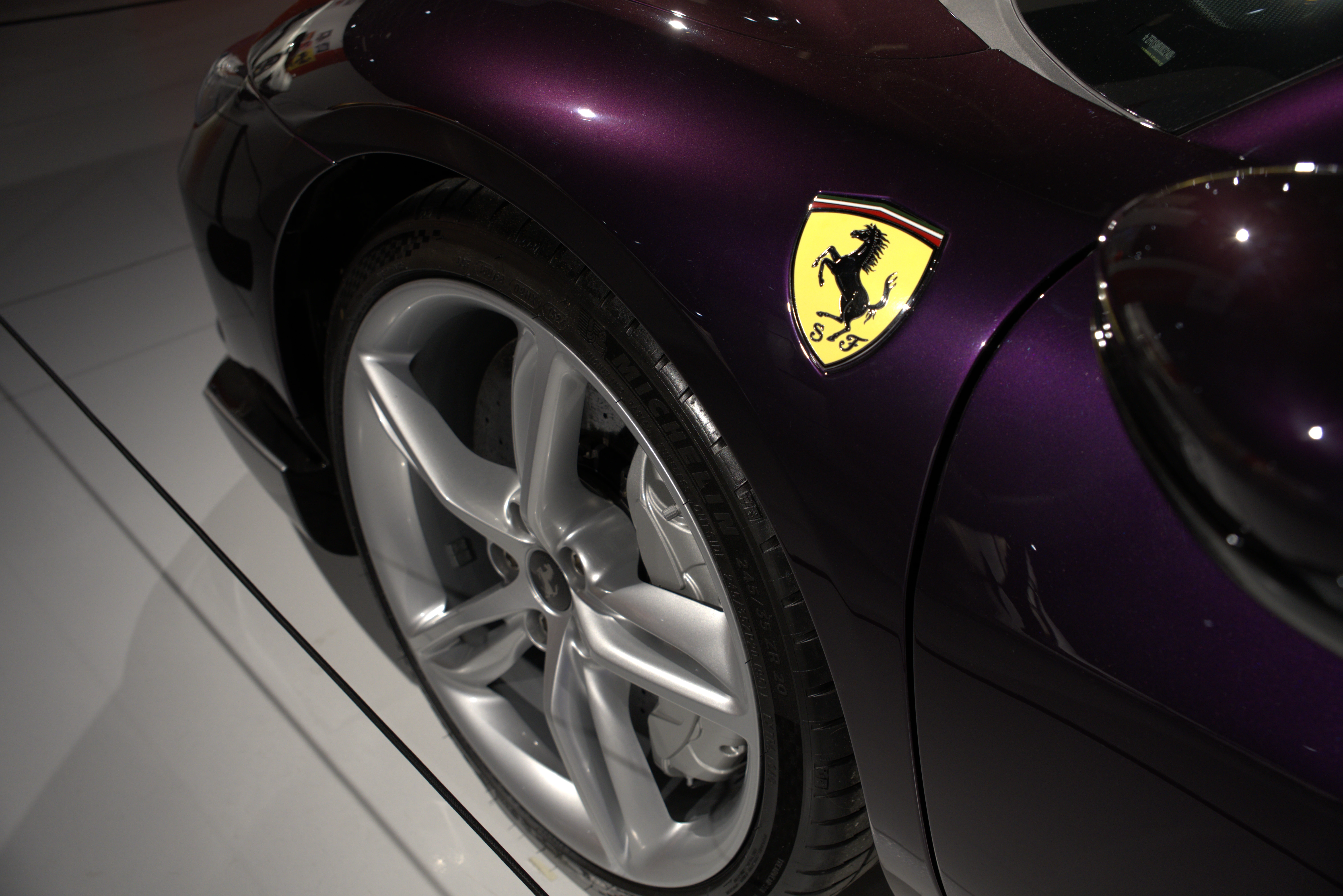 Badge Ferrari Morado